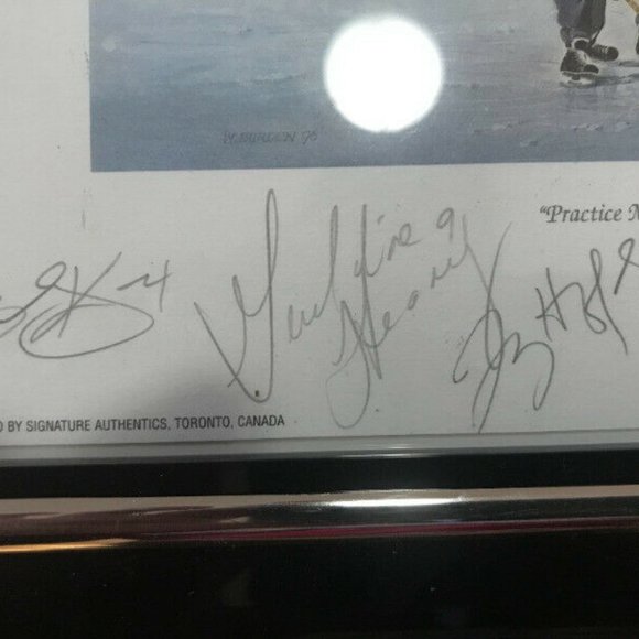 TEAM CANADA CASSIE CAMPBELL SIGNED GOLD TEAM PICTU - Picture 2 of 5